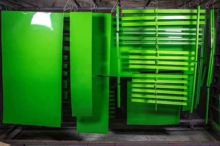 neonowo zielone metalowe meble